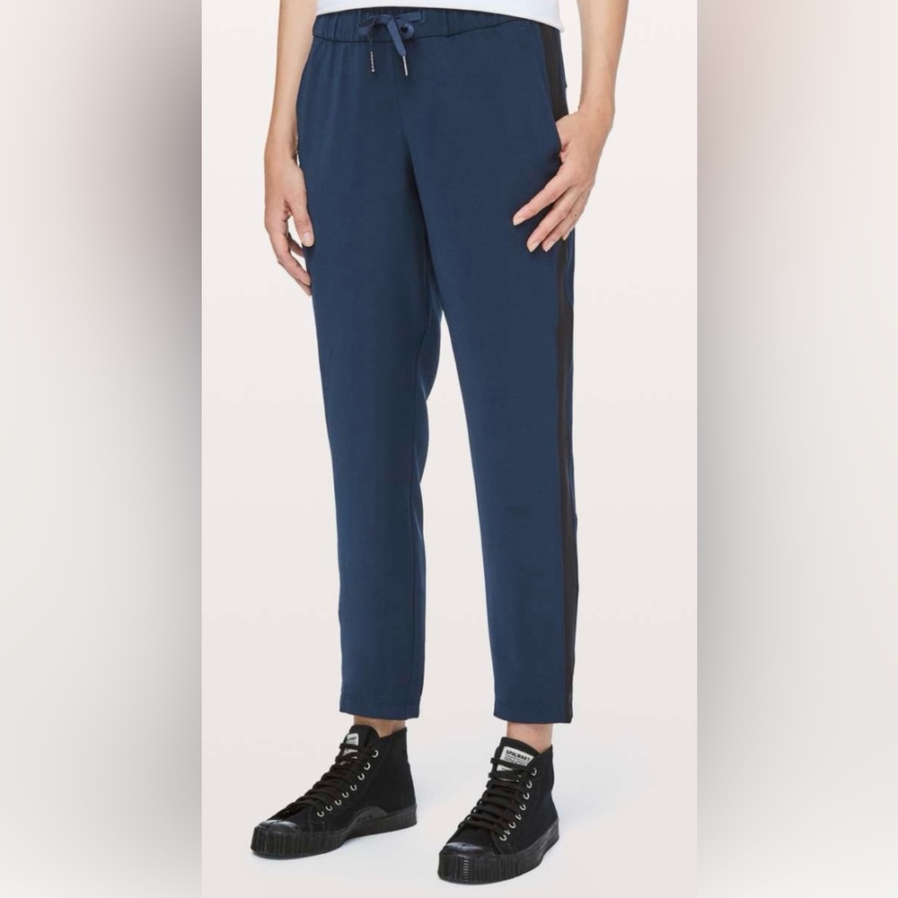Lululemon Blue w/Stripe On The Fly Pant *Track Stripe, SIZE 6